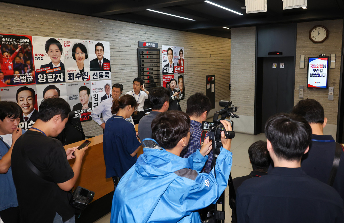 ▲13일 김건희특검이 압수수색 중인 서울 여의도 국민의힘 당사에서 취재진이 대기하고 있다.  (연합뉴스)