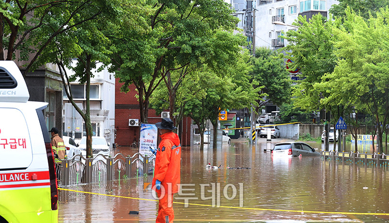 ▲수도권에 호우 경보가 내려진 13일 경기 김포 고촌초등학교 일대 도로가 침수 피해로 통제되고 있다. 기상청은 14일 오전까지 수도권을 중심으로 시간당 50~70mm의 폭우가 쏟아질 것으로 예측하며 산사태, 제방 붕괴, 침수 등 피해 예방에 각별한 주의를 당부했다. 고이란 기자 photoeran@