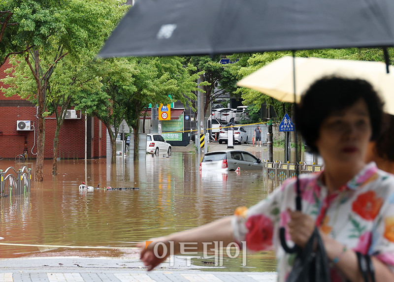 ▲수도권에 호우 경보가 내려진 13일 경기 김포 고촌초등학교 일대 도로가 침수 피해로 통제되고 있다. 기상청은 14일 오전까지 수도권을 중심으로 시간당 50~70mm의 폭우가 쏟아질 것으로 예측하며 산사태, 제방 붕괴, 침수 등 피해 예방에 각별한 주의를 당부했다. 고이란 기자 photoeran@
