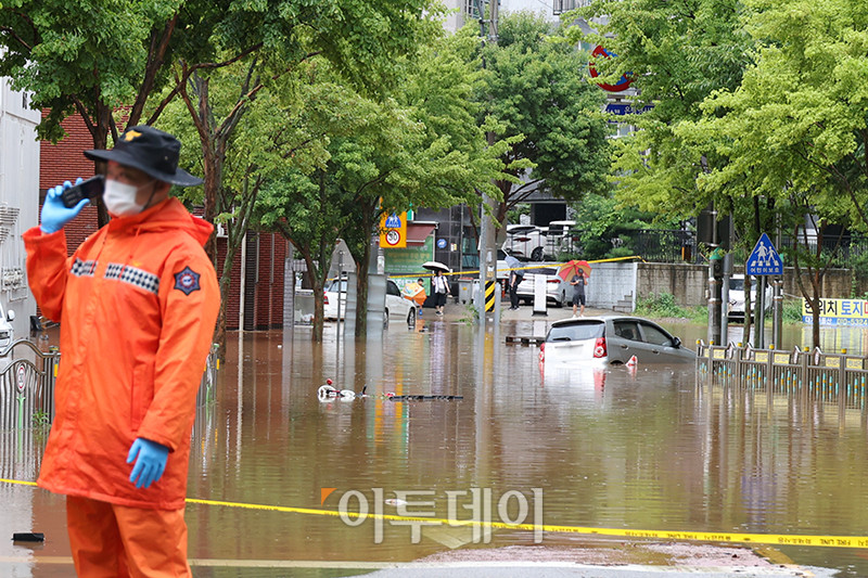 ▲수도권에 호우 경보가 내려진 13일 경기 김포 고촌초등학교 일대 도로가 침수 피해로 통제되고 있다. 기상청은 14일 오전까지 수도권을 중심으로 시간당 50~70mm의 폭우가 쏟아질 것으로 예측하며 산사태, 제방 붕괴, 침수 등 피해 예방에 각별한 주의를 당부했다. 고이란 기자 photoeran@