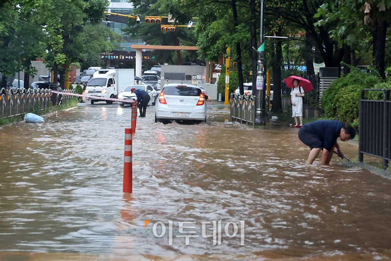 ▲수도권에 호우 경보가 내려진 13일 경기 김포 고촌초등학교 일대 도로가 침수됐다. 기상청은 14일 오전까지 수도권을 중심으로 시간당 50~70mm의 폭우가 쏟아질 것으로 예측하며 산사태, 제방 붕괴, 침수 등 피해 예방에 각별한 주의를 당부했다. 고이란 기자 photoeran@
