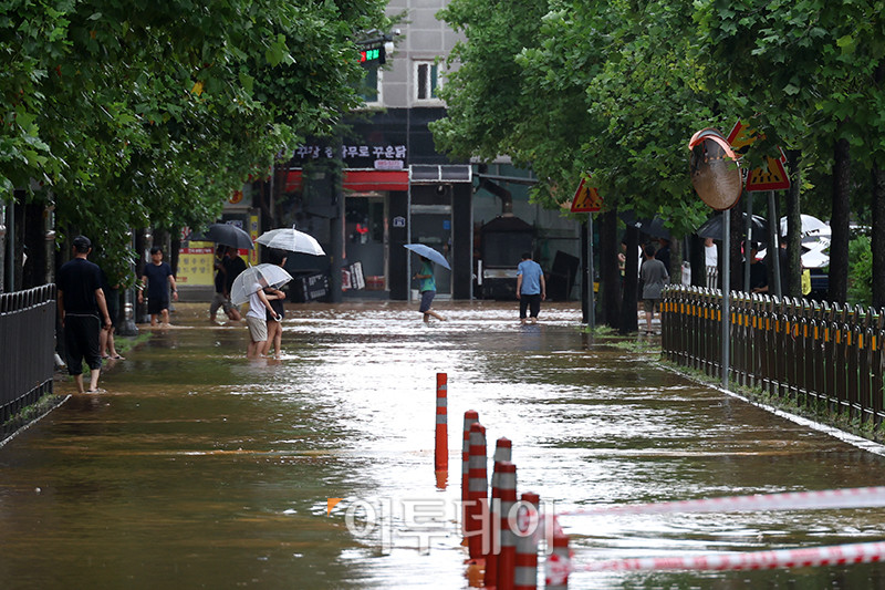 ▲수도권에 호우 경보가 내려진 13일 경기 김포 고촌초등학교 일대 도로가 침수됐다. 기상청은 14일 오전까지 수도권을 중심으로 시간당 50~70mm의 폭우가 쏟아질 것으로 예측하며 산사태, 제방 붕괴, 침수 등 피해 예방에 각별한 주의를 당부했다. 고이란 기자 photoeran@
