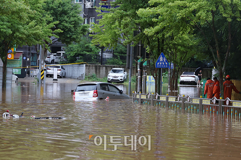 ▲수도권에 호우 경보가 내려진 13일 경기 김포 고촌초등학교 일대 도로가 침수 피해로 통제되고 있다. 기상청은 14일 오전까지 수도권을 중심으로 시간당 50~70mm의 폭우가 쏟아질 것으로 예측하며 산사태, 제방 붕괴, 침수 등 피해 예방에 각별한 주의를 당부했다. 고이란 기자 photoeran@