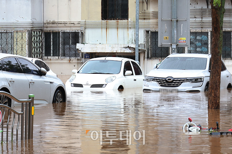 ▲수도권에 호우 경보가 내려진 13일 경기 김포 고촌초등학교 일대 도로가 침수 피해로 통제되고 있다. 기상청은 14일 오전까지 수도권을 중심으로 시간당 50~70mm의 폭우가 쏟아질 것으로 예측하며 산사태, 제방 붕괴, 침수 등 피해 예방에 각별한 주의를 당부했다. 고이란 기자 photoeran@