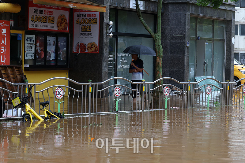 ▲수도권에 호우 경보가 내려진 13일 경기 김포 고촌초등학교 일대 도로가 침수 피해로 통제되고 있다. 기상청은 14일 오전까지 수도권을 중심으로 시간당 50~70mm의 폭우가 쏟아질 것으로 예측하며 산사태, 제방 붕괴, 침수 등 피해 예방에 각별한 주의를 당부했다. 고이란 기자 photoeran@