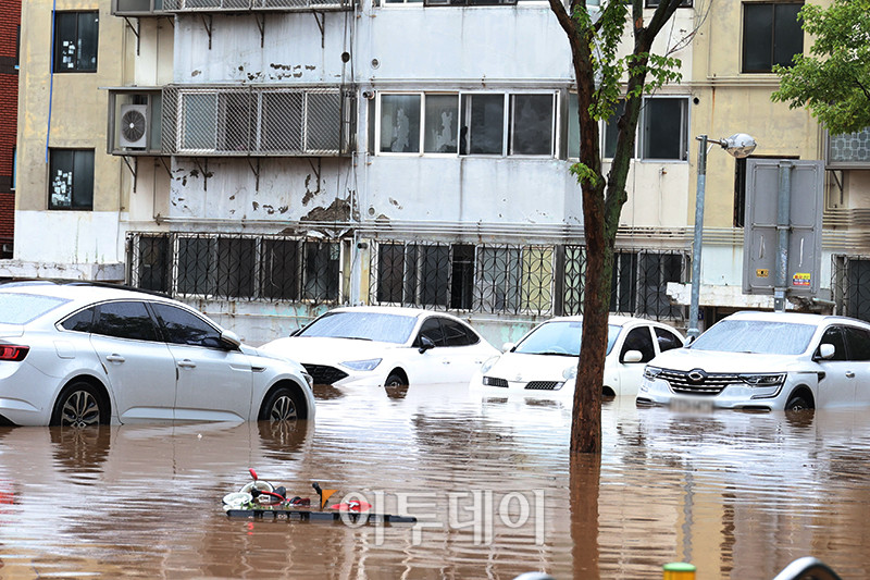 ▲수도권에 호우 경보가 내려진 13일 경기 김포 고촌초등학교 일대 도로가 침수 피해로 통제되고 있다. 기상청은 14일 오전까지 수도권을 중심으로 시간당 50~70mm의 폭우가 쏟아질 것으로 예측하며 산사태, 제방 붕괴, 침수 등 피해 예방에 각별한 주의를 당부했다. 고이란 기자 photoeran@