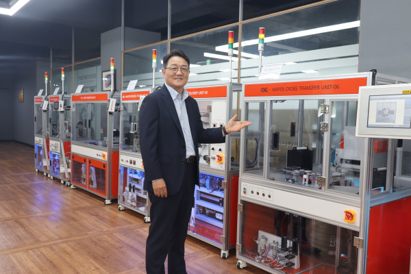 ▲김창일 아이지 대표이사가 12일 서울 성남시 중원구 아이지 본사에서 스마트팩토리 교육장비를 소개하고 있다.  (사진제공=이노비즈협회)