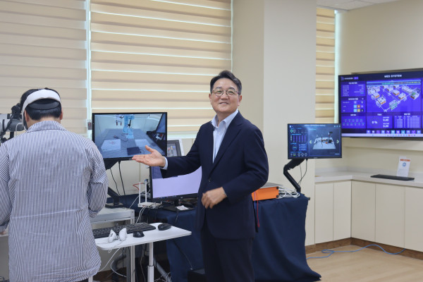 ▲김창일 아이지 대표이사가 12일 서울 성남시 중원구 아이지 본사에서 스마트팩토리 교육장비를 소개하고 있다.  (사진제공=이노비즈협회)