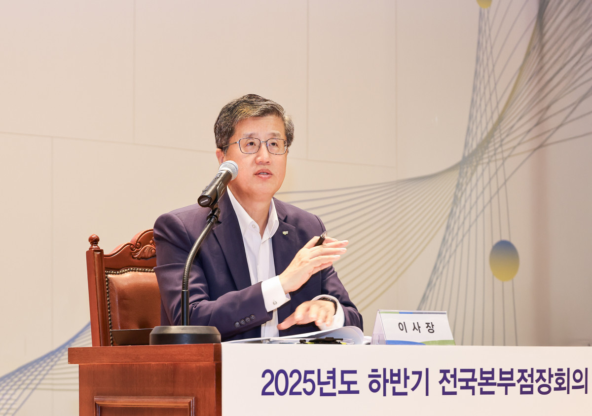 ▲최원목 신용보증기금 이사장이 13일 대구 본점에서 열린 2025년도 하반기 전국본부점장회의에서 당부의 말을 전하고 있다. (사진제공=신용보증기금)