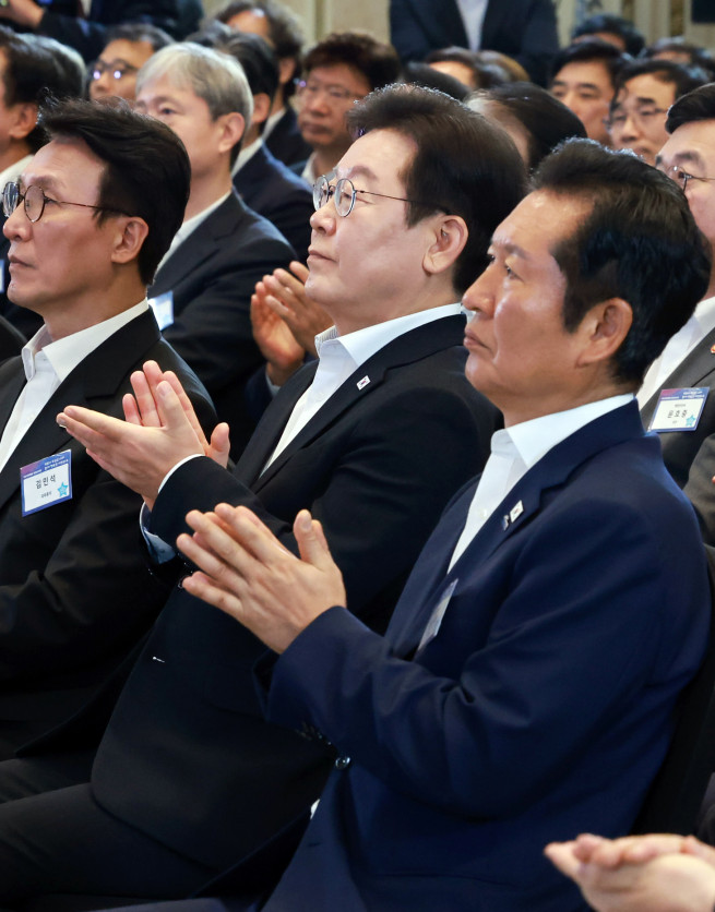 ▲이재명 대통령이 13일 청와대 영빈관에서 열린 국정기획위원회 국민보고대회에서 박수치고 있다.   (연합뉴스)