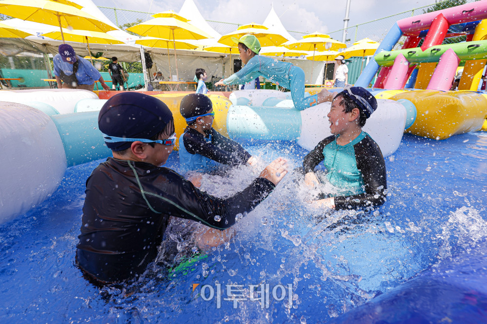 ▲지난달 28일 서울 강남구 일원에코파크 내 족구장에 마련된 강남구 도심 속 물놀이장에서 어린이들이 물놀이를 하며 더위를 식히고 있다. 조현호 기자 hyunho@ (이투데이DB)