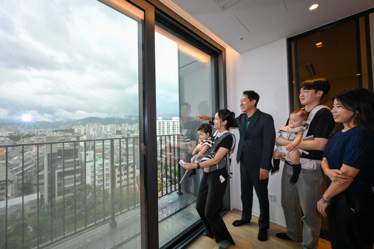 ▲오세훈 서울시장이 13일 서울 송파구 '비아파트형 미리내집' 르피에드문정 주거용오피스텔을 찾아 서울 베이비 엠배서더와 함께 내부를 둘러보고 있다. 미리내집(장기전세주택 2)은 출산을 계획 중인 신혼부부의 주거 안정을 지원하고 입주 이후 출산 가구에게 거주 기간 연장 및 내 집 마련의 기회를 제공하는 서울시 공공임대주택이다. 신태현 기자 holjjak@