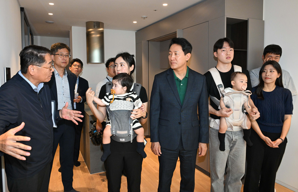 ▲오세훈 서울시장이 13일 서울 송파구 '비아파트형 미리내집' 르피에드문정 주거용오피스텔을 찾아 서울 베이비 엠배서더와 함께 관계자의 설명을 듣고 있다. 미리내집(장기전세주택 2)은 출산을 계획 중인 신혼부부의 주거 안정을 지원하고 입주 이후 출산 가구에게 거주 기간 연장 및 내 집 마련의 기회를 제공하는 서울시 공공임대주택이다. 신태현 기자 holjjak@