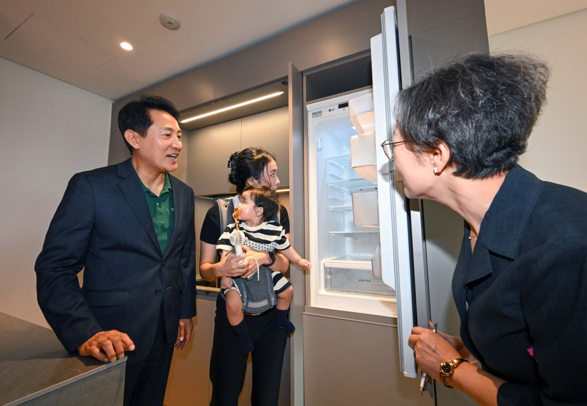 ▲오세훈 서울시장이 13일 서울 송파구 '비아파트형 미리내집' 르피에드문정 주거용오피스텔을 찾아 서울 베이비 엠배서더와 함께 내부를 둘러보고 있다. 미리내집(장기전세주택 2)은 출산을 계획 중인 신혼부부의 주거 안정을 지원하고 입주 이후 출산 가구에게 거주 기간 연장 및 내 집 마련의 기회를 제공하는 서울시 공공임대주택이다. 신태현 기자 holjjak@