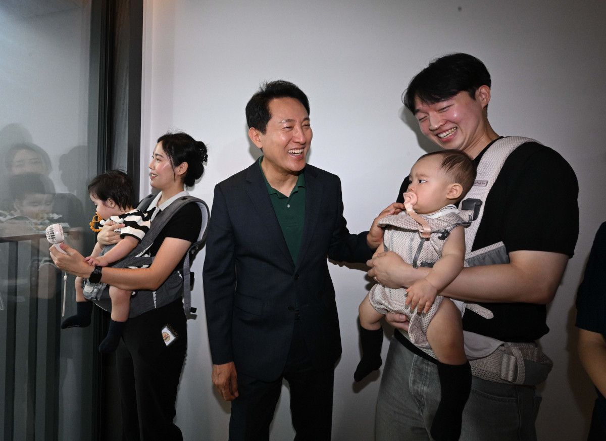 ▲오세훈 서울시장이 13일 서울 송파구 '비아파트형 미리내집' 르피에드문정 주거용오피스텔을 찾아 서울 베이비 엠배서더와 함께 내부를 둘러보고 있다. 미리내집(장기전세주택 2)은 출산을 계획 중인 신혼부부의 주거 안정을 지원하고 입주 이후 출산 가구에게 거주 기간 연장 및 내 집 마련의 기회를 제공하는 서울시 공공임대주택이다. 신태현 기자 holjjak@