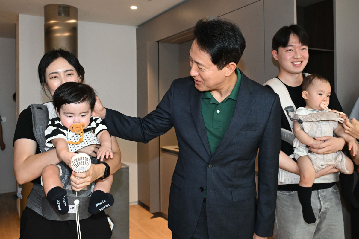 ▲오세훈 서울시장이 13일 서울 송파구 '비아파트형 미리내집' 르피에드문정 주거용오피스텔을 찾아 서울 베이비 엠배서더와 대화하고 있다. 미리내집(장기전세주택 2)은 출산을 계획 중인 신혼부부의 주거 안정을 지원하고 입주 이후 출산 가구에게 거주 기간 연장 및 내 집 마련의 기회를 제공하는 서울시 공공임대주택이다. 신태현 기자 holjjak@