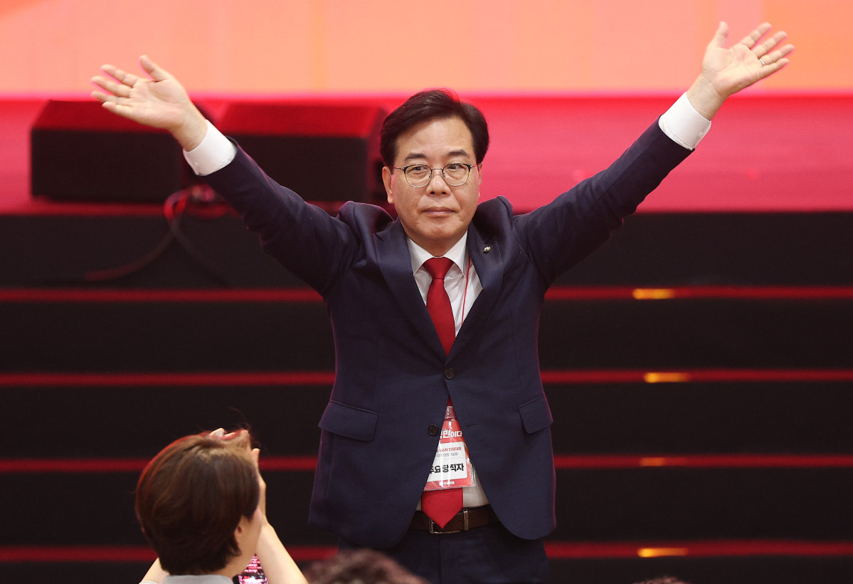 ▲국민의힘 송언석 비상대책위원장 겸 원내대표가 8일 대구 북구 엑스코에서 열린 국민의힘 제6차 전당대회 대구·경북 합동연설회에서 당원에게 인사하고 있다. 2025.8.8 (연합뉴스)