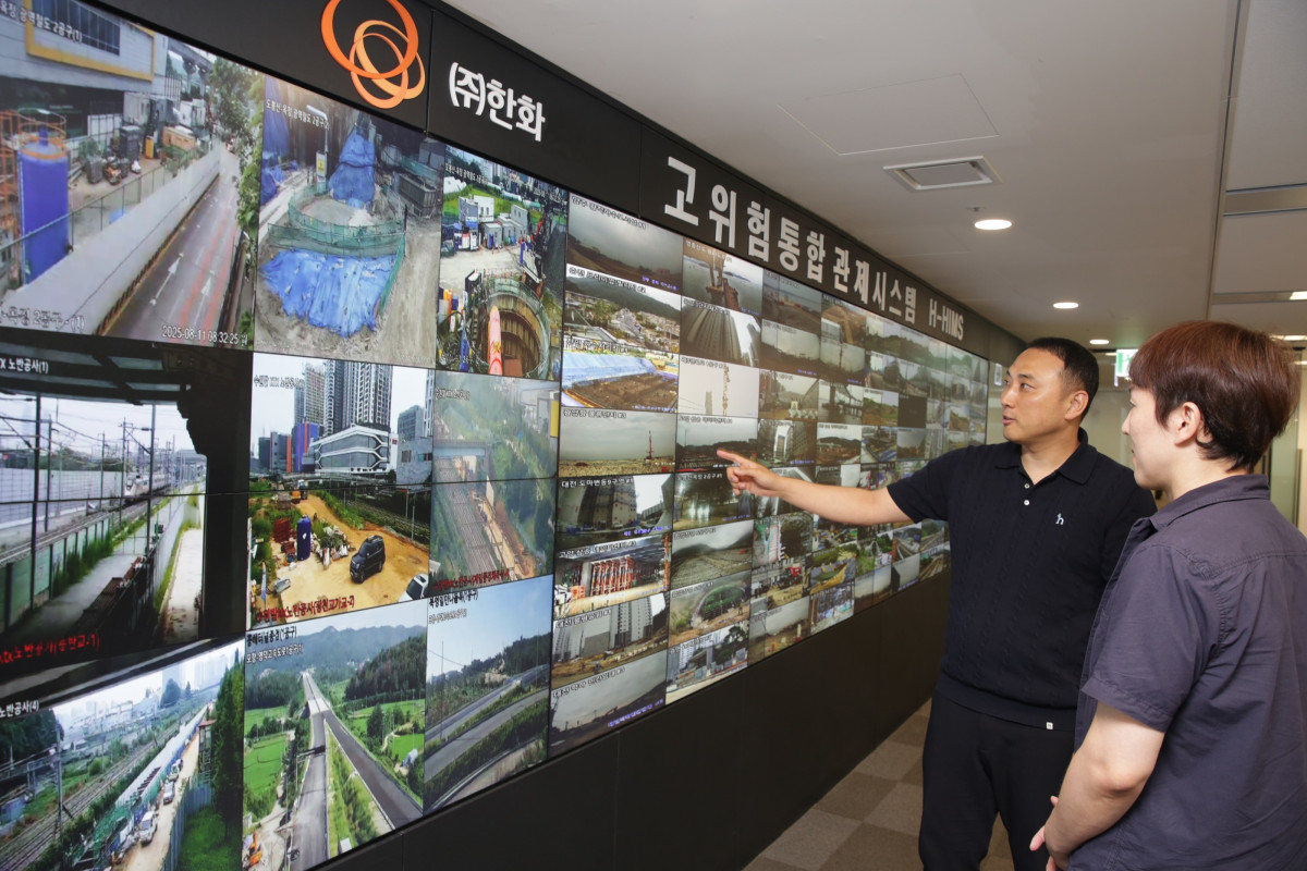 ▲건설현장의 고위험 작업을 본사에서 실시간으로 통합 관제하는 고위험 통합관제 시스템 ‘H-HIMS’. (사진제공=한화 건설부문)