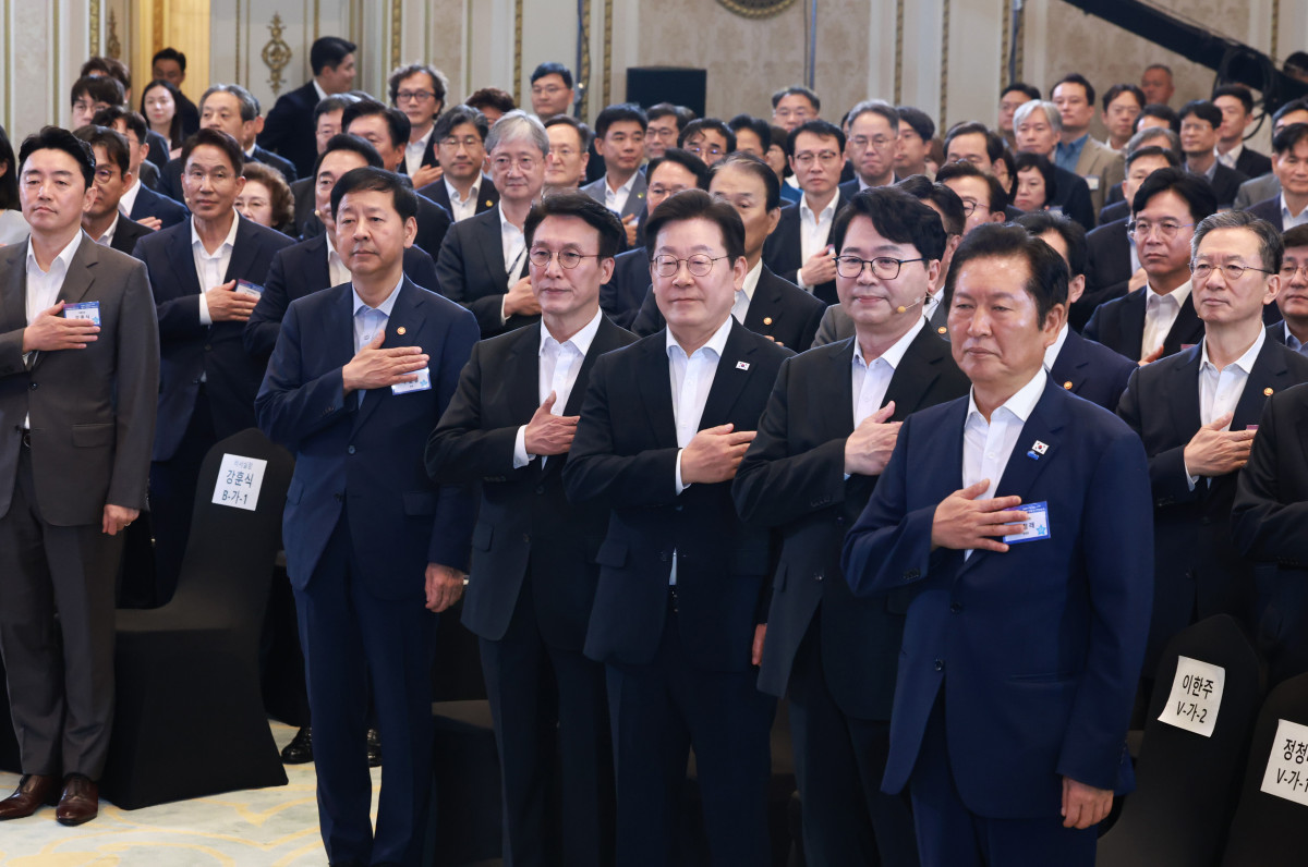 ▲이재명 대통령이 13일 청와대 영빈관에서 열린 국정기획위원회 국민보고대회에서 참석자들과 국민의례를 하고 있다. (대통령실통신사진기자단) 2025.08.13.  (뉴시스)