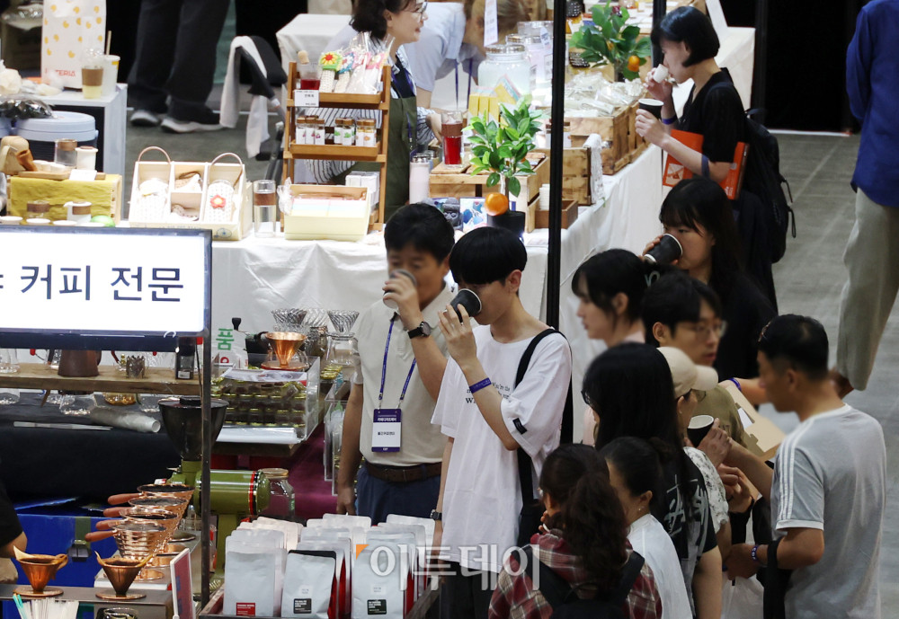 ▲2025 카페디저트페어가 열린 13일 경기 일산 킨텍스에서 관람객들이 시음을 하고 있다. 16일까지 열리는 이번 행사는 카페 창업예정자, 종사자 및 애호가들을 위한 전시회로 다양한 커피와 디저트, 차, 머신 등 아이템 발굴과 카페 트렌드에 대한 정보를 알 수 있다. 고이란 기자 photoeran@