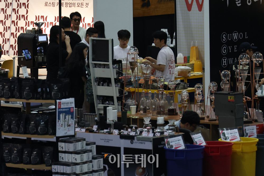 ▲2025 카페디저트페어가 열린 13일 경기 일산 킨텍스에서 관람객들이 시음을 하고 있다. 16일까지 열리는 이번 행사는 카페 창업예정자, 종사자 및 애호가들을 위한 전시회로 다양한 커피와 디저트, 차, 머신 등 아이템 발굴과 카페 트렌드에 대한 정보를 알 수 있다. 고이란 기자 photoeran@