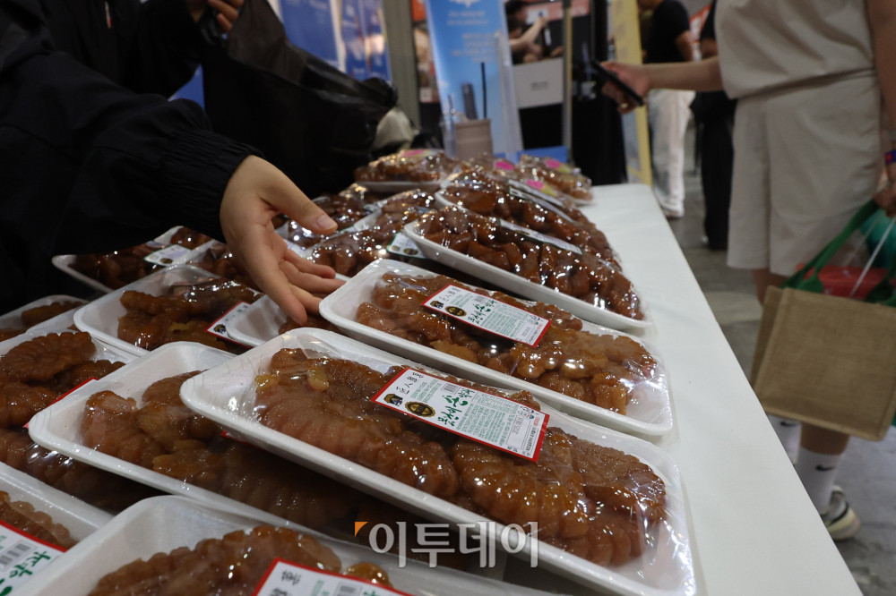 ▲2025 카페디저트페어가 열린 13일 경기 일산 킨텍스에서 관람객들이 부스를 둘러보고 있다. 16일까지 열리는 이번 행사는 카페 창업예정자, 종사자 및 애호가들을 위한 전시회로 다양한 커피와 디저트, 차, 머신 등 아이템 발굴과 카페 트렌드에 대한 정보를 알 수 있다. 고이란 기자 photoeran@