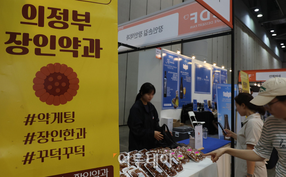 ▲2025 카페디저트페어가 열린 13일 경기 일산 킨텍스에서 관람객들이 부스를 둘러보고 있다. 16일까지 열리는 이번 행사는 카페 창업예정자, 종사자 및 애호가들을 위한 전시회로 다양한 커피와 디저트, 차, 머신 등 아이템 발굴과 카페 트렌드에 대한 정보를 알 수 있다. 고이란 기자 photoeran@