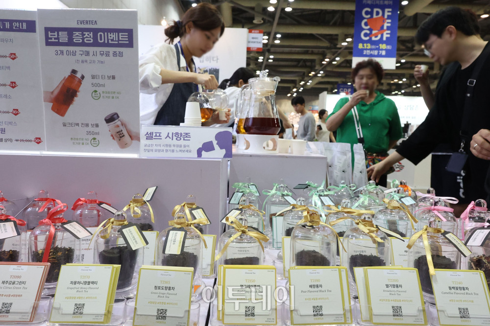 ▲2025 카페디저트페어가 열린 13일 경기 일산 킨텍스에서 관람객들이 시음을 하고 있다. 16일까지 열리는 이번 행사는 카페 창업예정자, 종사자 및 애호가들을 위한 전시회로 다양한 커피와 디저트, 차, 머신 등 아이템 발굴과 카페 트렌드에 대한 정보를 알 수 있다. 고이란 기자 photoeran@