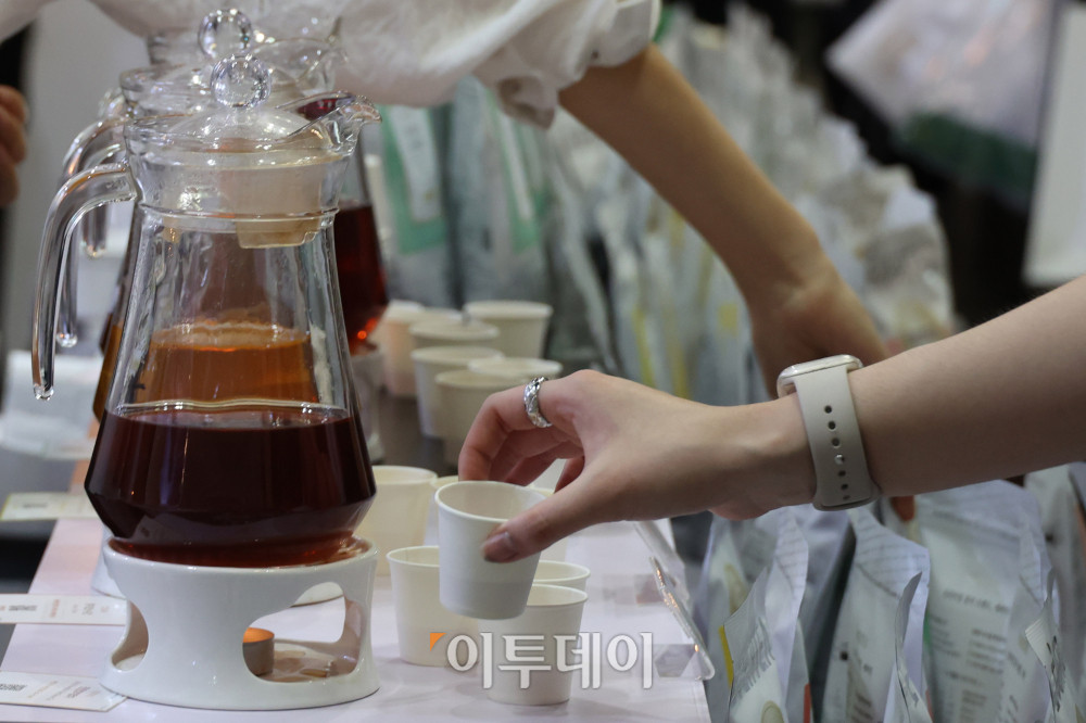 ▲2025 카페디저트페어가 열린 13일 경기 일산 킨텍스에서 관람객들이 시음을 하고 있다. 16일까지 열리는 이번 행사는 카페 창업예정자, 종사자 및 애호가들을 위한 전시회로 다양한 커피와 디저트, 차, 머신 등 아이템 발굴과 카페 트렌드에 대한 정보를 알 수 있다. 고이란 기자 photoeran@