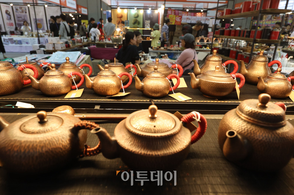 ▲2025 카페디저트페어가 열린 13일 경기 일산 킨텍스에서 관람객들이 부스를 둘러보고 있다. 16일까지 열리는 이번 행사는 카페 창업예정자, 종사자 및 애호가들을 위한 전시회로 다양한 커피와 디저트, 차, 머신 등 아이템 발굴과 카페 트렌드에 대한 정보를 알 수 있다. 고이란 기자 photoeran@