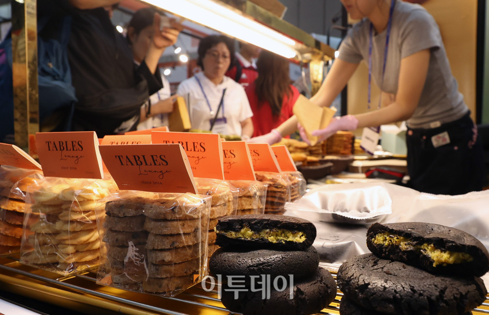 ▲2025 카페디저트페어가 열린 13일 경기 일산 킨텍스에서 관람객들이 부스를 둘러보고 있다. 16일까지 열리는 이번 행사는 카페 창업예정자, 종사자 및 애호가들을 위한 전시회로 다양한 커피와 디저트, 차, 머신 등 아이템 발굴과 카페 트렌드에 대한 정보를 알 수 있다. 고이란 기자 photoeran@