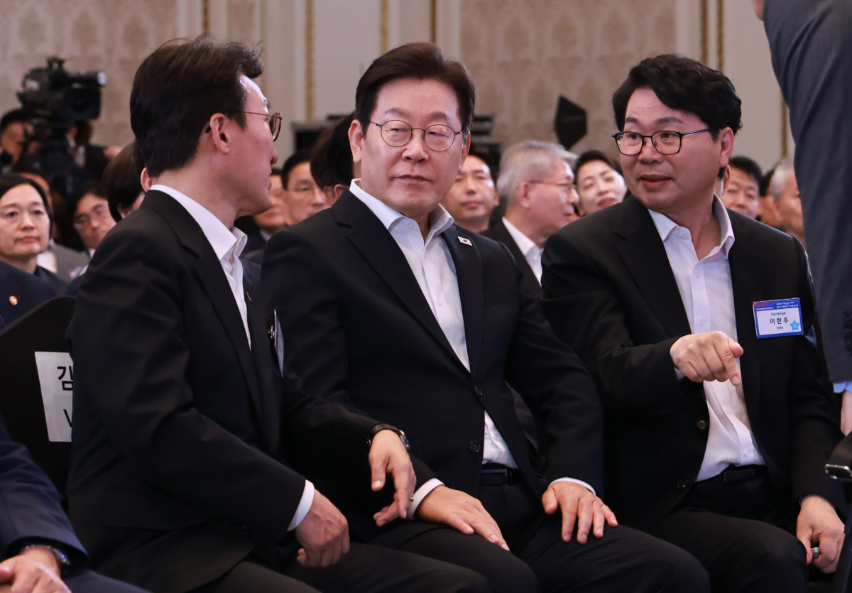 ▲이재명 대통령이 13일 청와대 영빈관에서 열린 국정기획위원회 국민보고대회에서 김민석 국무총리와 대화하고 있다. 오른쪽은 이한주 국정기획위원장. (사진=연합뉴스)