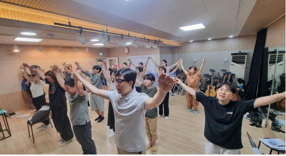 ▲수원 영통시민뮤지컬 참가자들이 실내 연습실에서 창작 뮤지컬 ‘나무아이3’ 공연을 앞두고 함께 동작을 맞추며 리허설을 진행하고 있다. (수원문화재단)