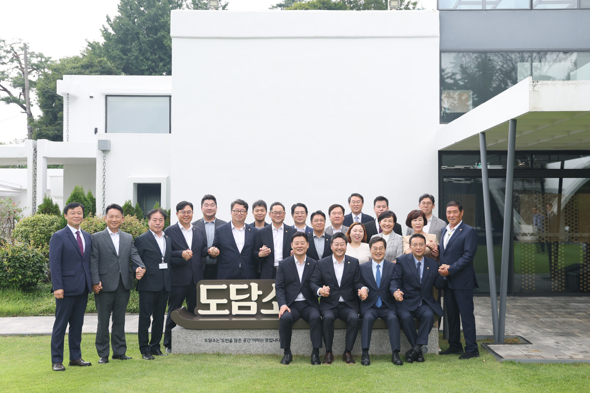 ▲ 13일 오전 도담소에서 김동연 경기도지사, 김진경 경기도의회 의장, 최종현 경기도의회 더불어민주당 대표의원, 백현종 경기도의회 국민의힘 대표의원, 각 당 대표단 및 주요 내빈 등이 기념촬영을 하고 있다. (경기도)