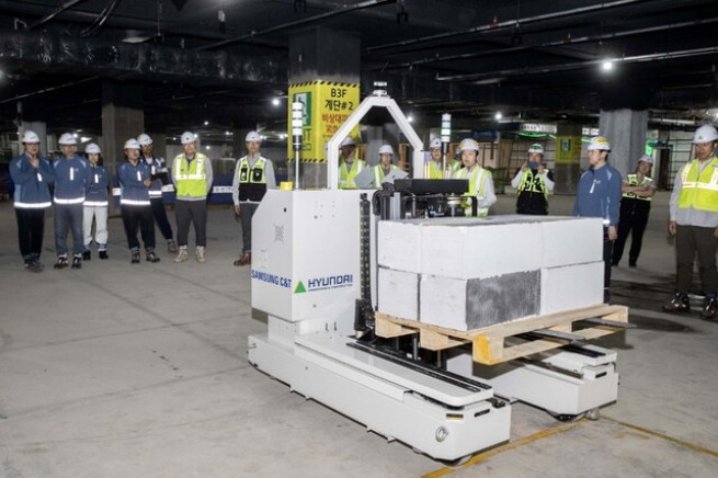 ▲삼성물산과 현대건설이 공동 개발한 '스마트 자재 운반 로봇'이 현장에서 자재를 싣고 이동하고 있는 모습. (사진제공=삼성물산)