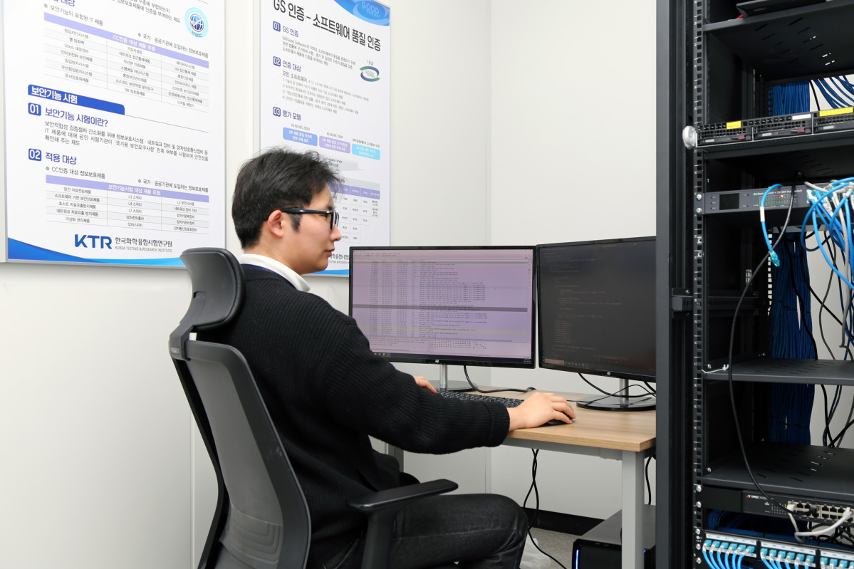 ▲한국화학융합시험연구원 직원이 정보보안 분야 시험 평가를 시행하고 있다. (사진제공=한국화학융합시험연구원)