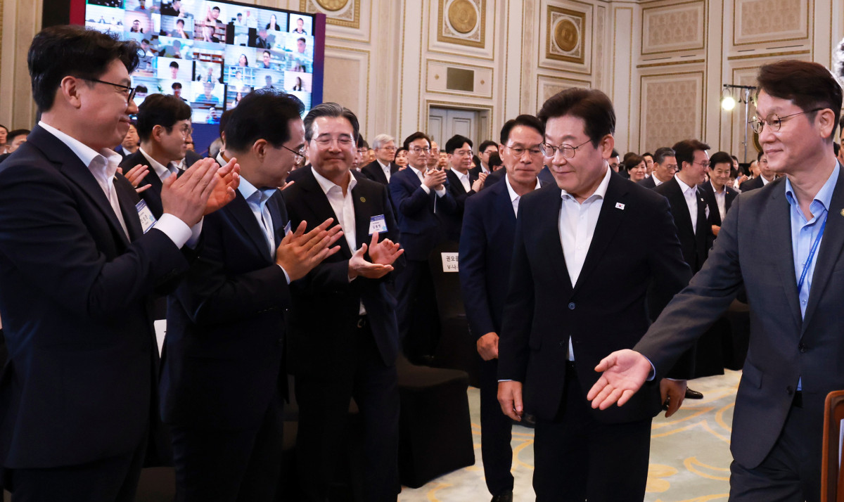 ▲이재명 대통령이 13일 청와대 영빈관에서 국정기획위원회 국민보고대회를 마친 후 퇴장하고 있다. (사진=연합뉴스)