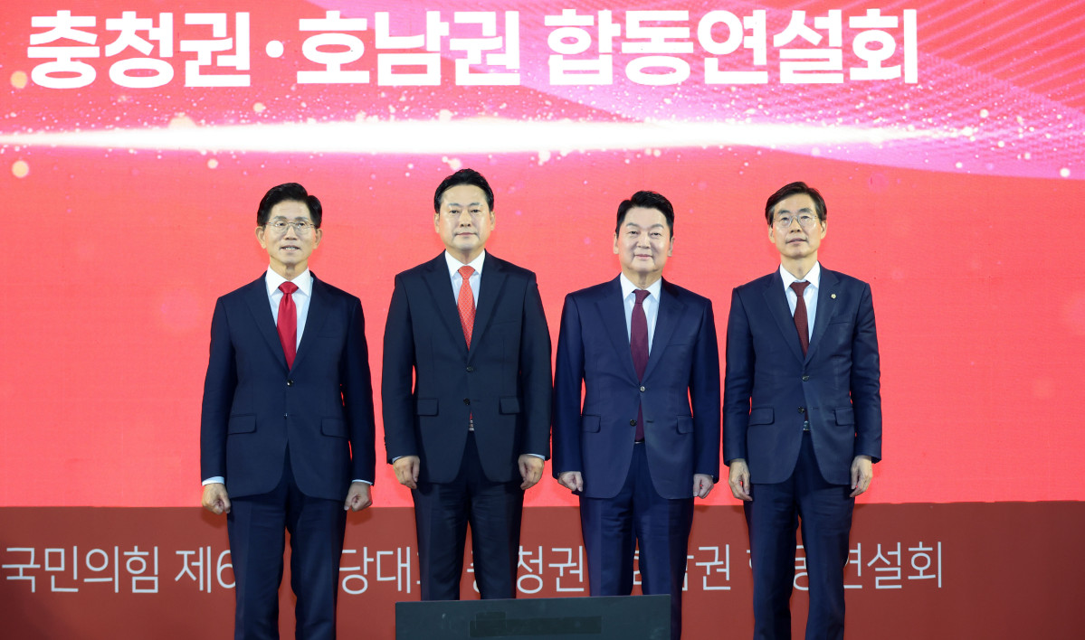 ▲13일 오후 대전 서구 배재대학교에서 열린 국민의힘 충청·호남권 합동연설회에서 당 대표 후보들이 기념사진을 찍고 있다. 왼쪽부터 김문수, 장동혁, 안철수, 조경태 후보. 2025.8.13 (연합뉴스)