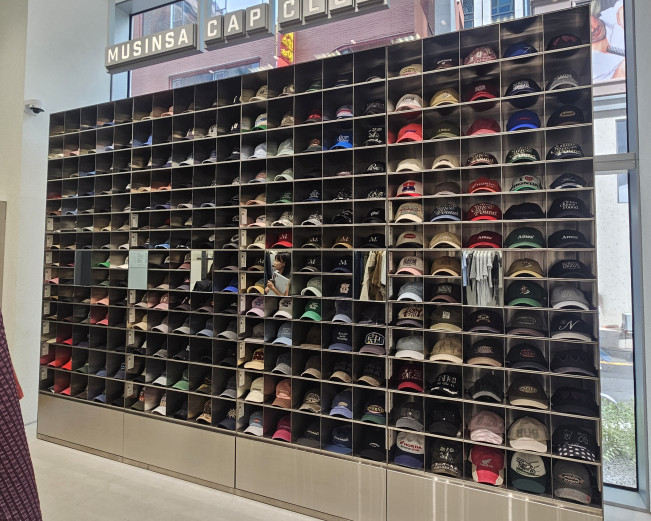 ▲무신사 스토어 강남 매장에 마련된 ‘캡클럽’ 존이 보이고 있다. 정영인 기자 oin@