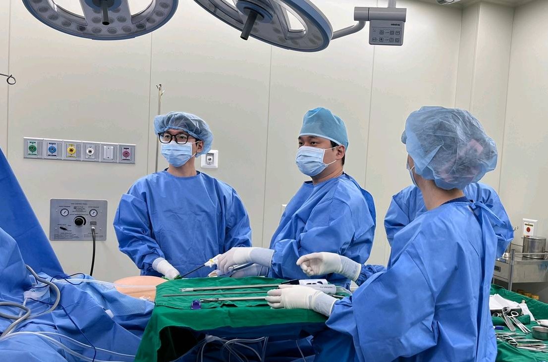 ▲센텀종합병원 간담췌외과 노영훈(가운데) 과장팀이 수술을 진행하고 있는 모습. (사진제공=센텀병원 )