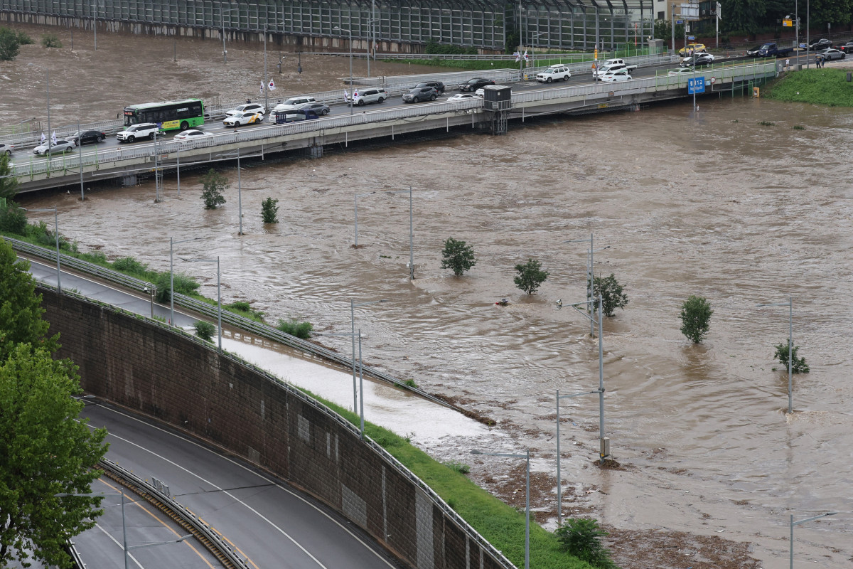 ▲집중호우가 내린 13일 서울 노원구 월계1교 인근 중랑천이 범람하고 있다.(연합뉴스)