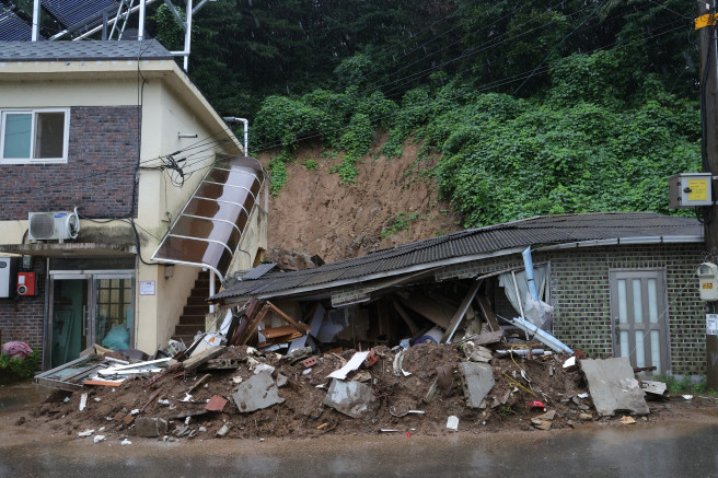 ▲수도권에 집중호우가 쏟아진 13일 경기도 가평군 조종면 신상리에서 지난달 산사태로 파손된 민가의 모습. (연합뉴스)