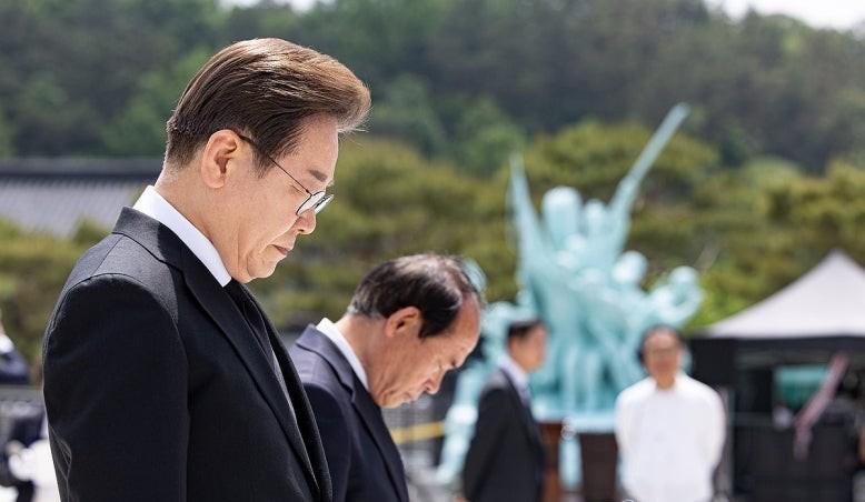 ▲이재명 대통령이 후보시절 5·18 민주묘지에 참배하고 있다.  (사진제공=연합뉴스)