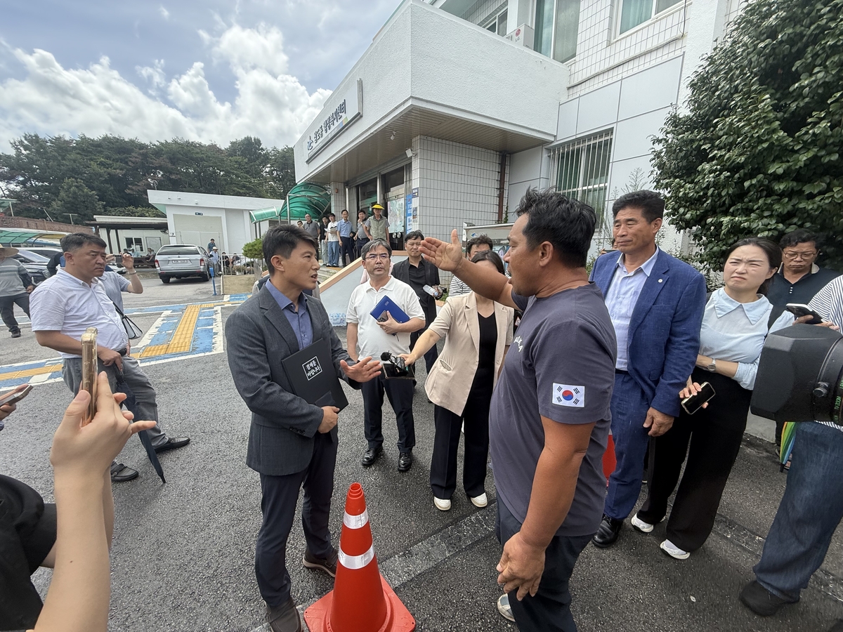 ▲ 광주 광산구 삼도동 행정복지센터에서 광주 광역자원회수시설 설치를 위한 주민설명회를 앞두고 주민이 항의하고 있다. (사진제공=연합뉴스)
