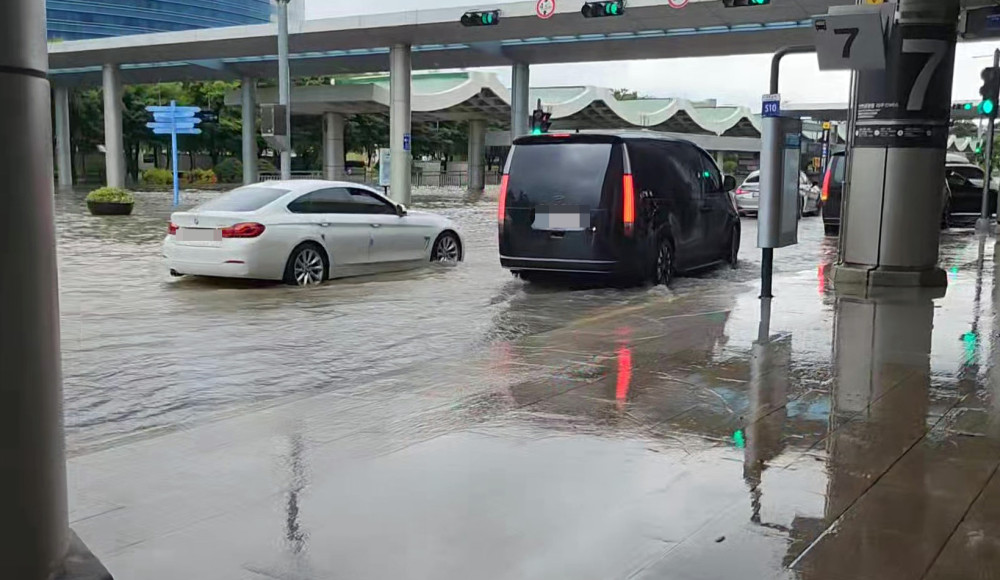 ▲수도권에 많은 비가 내린 13일 서울 김포공항 앞 도로에 물이 차 있다.  (연합뉴스)