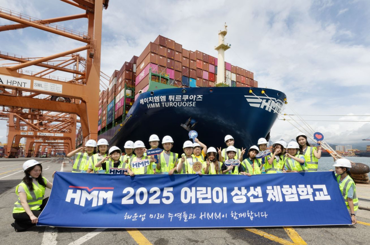 ▲상선체험 활동에 참여한 어린이들이 13일 HMM터미널(HPNT)에서 기념촬영을 하고 있다. (사진=HMM)