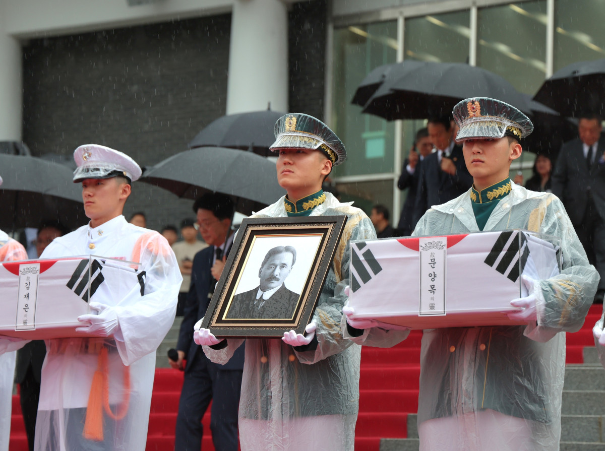 ▲한국서부발전은 충남 태안 출신 독립운동가 문양목(羽雲) 지사의 유해 봉환 및 안장에 함께하며 지역의 역사적 인물을 기리는 여정에 동참했다. 사진은 지난 13일 국립서울현충원 현충관에서 진행된 유해 봉환식에서 국방부 의장대가 영현을 봉송하는 모습. (사진제공=한국서부발전)