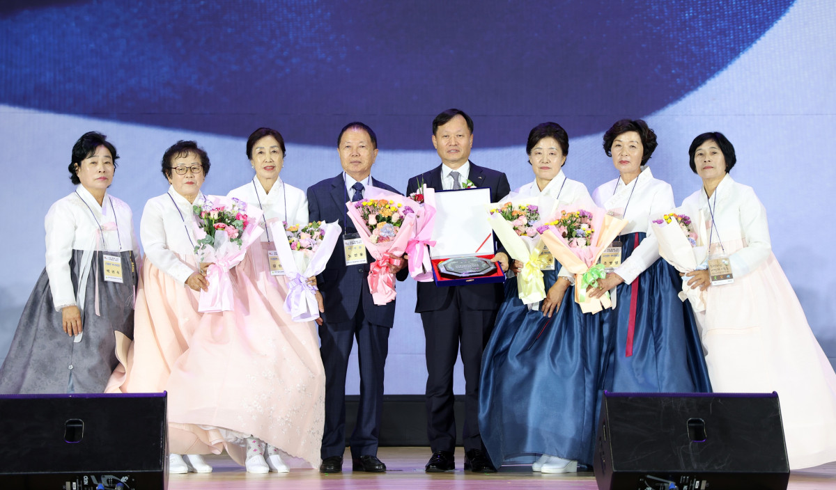 ▲한국서부발전은 충남 태안 출신 독립운동가 문양목(羽雲) 지사의 유해 봉환 프로젝트에 함께한 공로를 인정받아 사단법인 우운 문양목 선생 기념사업회로부터 감사패를 수여 받았다. 사진은 이정복 서부발전 사장(오른쪽 네 번째)과 노진용 사단법인 우운 문양목 선생 기념사업회 이사장(오른쪽 다섯 번째)이 기념식에 참석한 지역주민들과 기념 촬영하는 모습. (사진제공=한국서부발전)