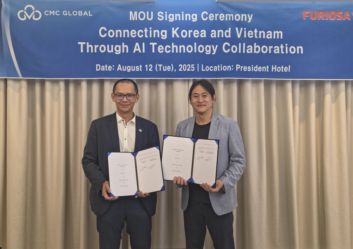 ▲백준호 퓨리오사AI 대표(오른쪽)와 당 응옥 바오 CMC 글로벌 대표(왼쪽)가 기념사진을 촬영하고 있다. (자료제공=퓨리오사AI)