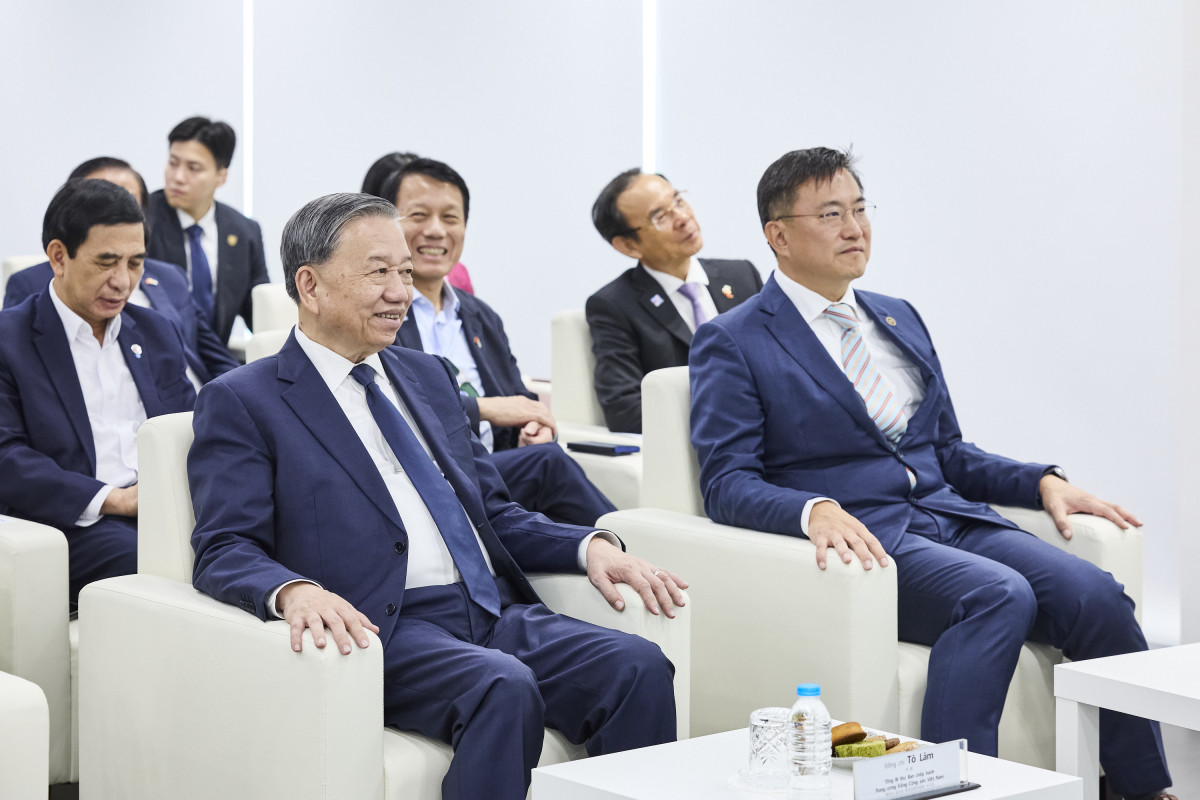 ▲13일 또 럼 베트남 당서기장(왼쪽에서 두번째)과 김남정 동원그룹 회장(가장 오른쪽)이 동원글로벌터미널부산 현장을 방문했다. (사진제공=동원그룹)